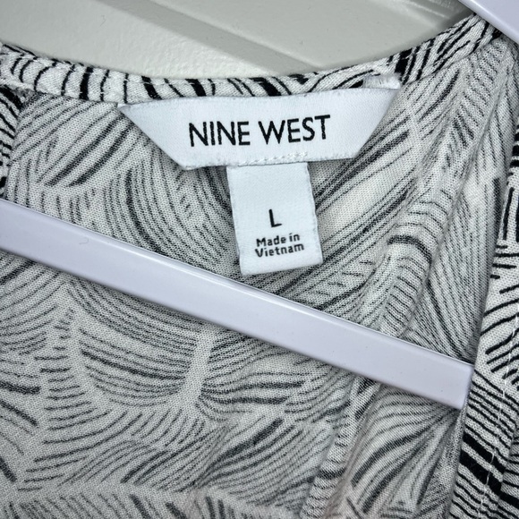 Nine West | Faux-Wrap Romper in Tropical Black/White Size Large - Picture 4 of 8